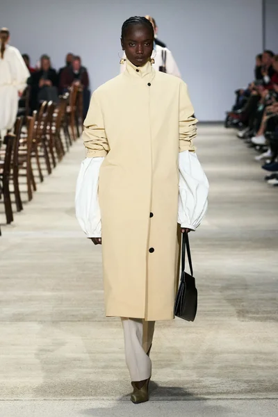 Look 16